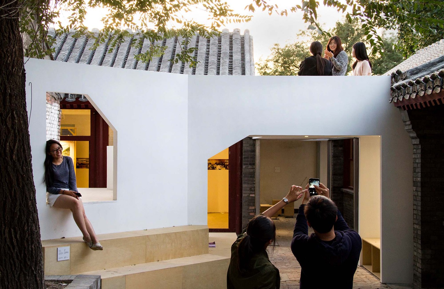 5_Visitors_in_the_courtyard.jpg