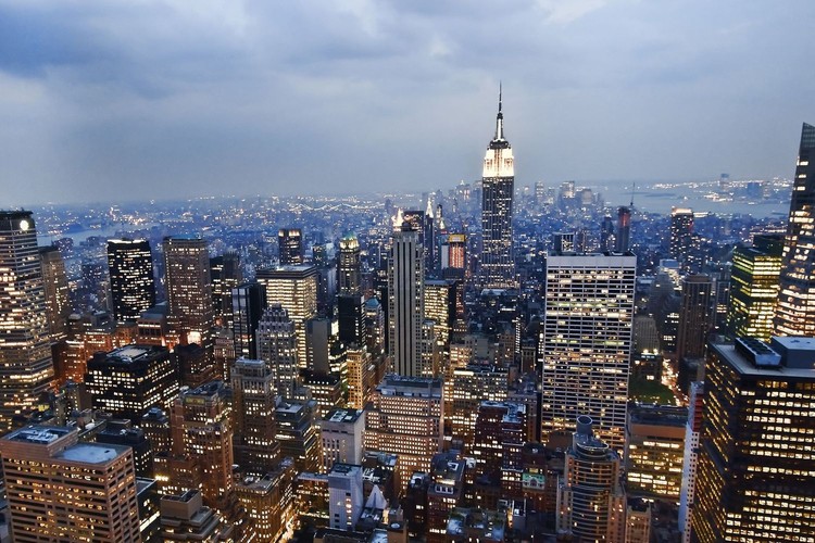 View_of_the_Empire_State_Building_from_the_Rockefeller_Center_observation_deck_NYC_-_18_August_2009.jpg