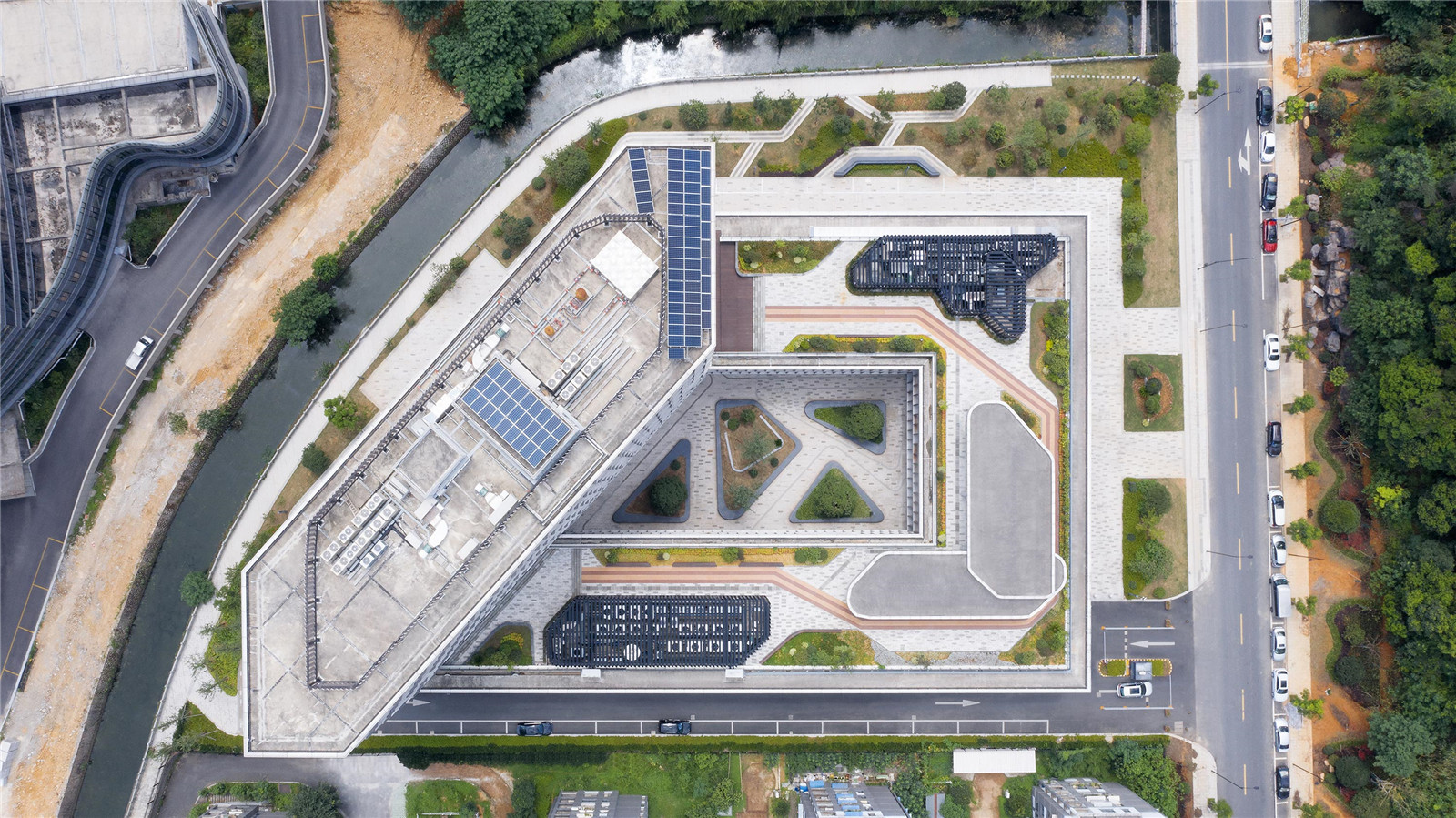 Hangzhou-Tonglu-Archives-Building-BAU-01-A-diagonal-shortcut-reinforces-the-semi-public-nature-of-the-courtyard.jpg