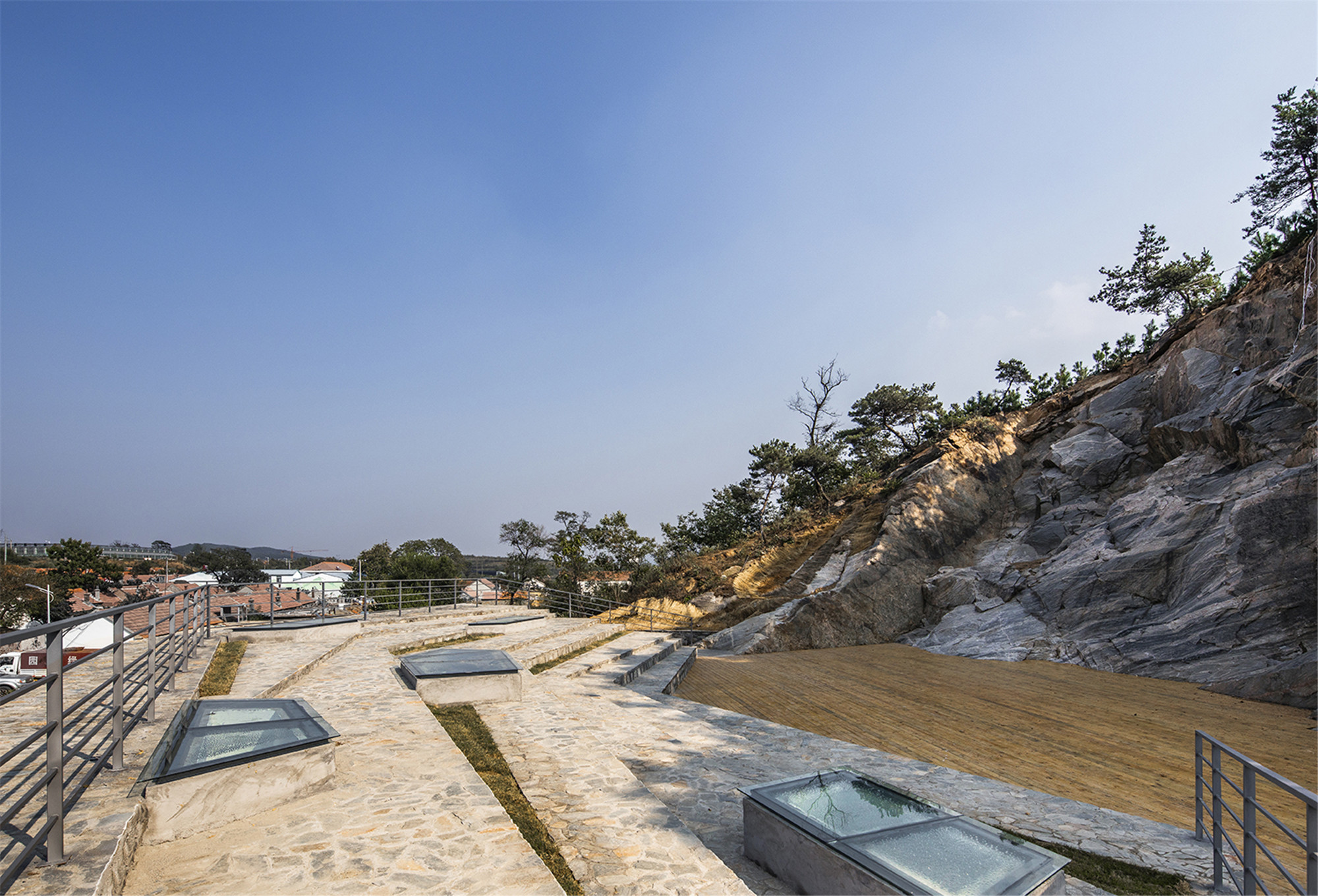 06-看臺上設有天窗為下面的咖啡廳提供照明 Skylights on grandstand providing lighting for café below.jpg