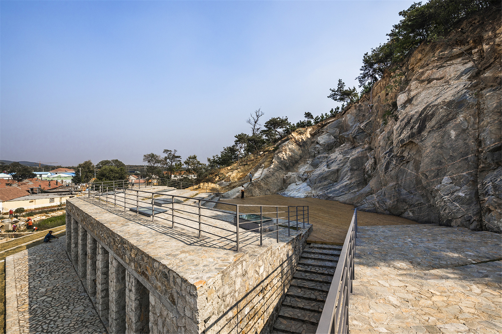 06-石壁被保留成為舞臺的背景 Cliff preserved as stage background.jpg