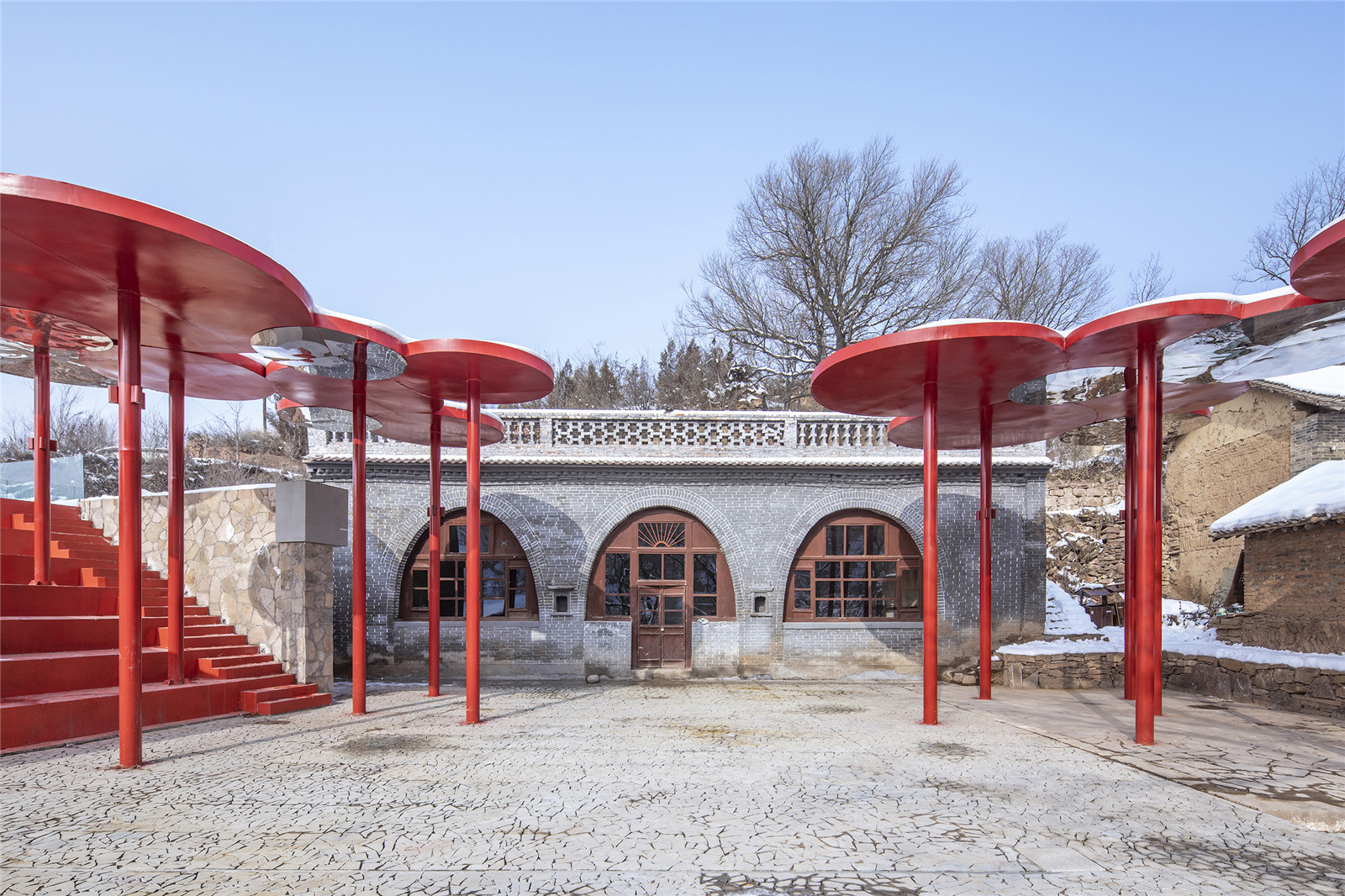 改造后的窯洞外觀與紅色裝置Remoulded cave dwelling and red installation.jpg