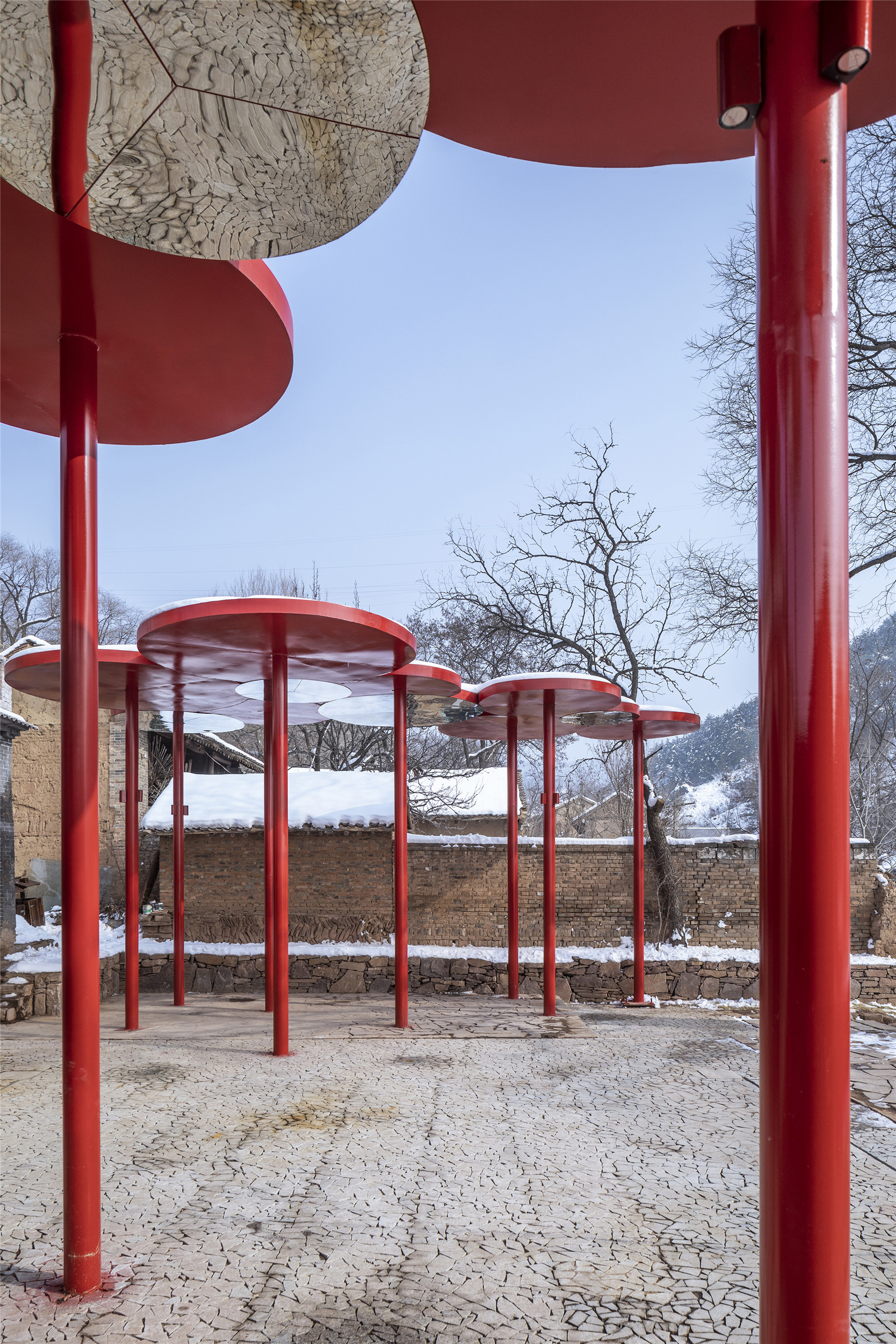 錯(cuò)落的傘狀裝置改變了場地的氣質(zhì)Scattered umbrella-shaped installation changed the temperament of site.jpg