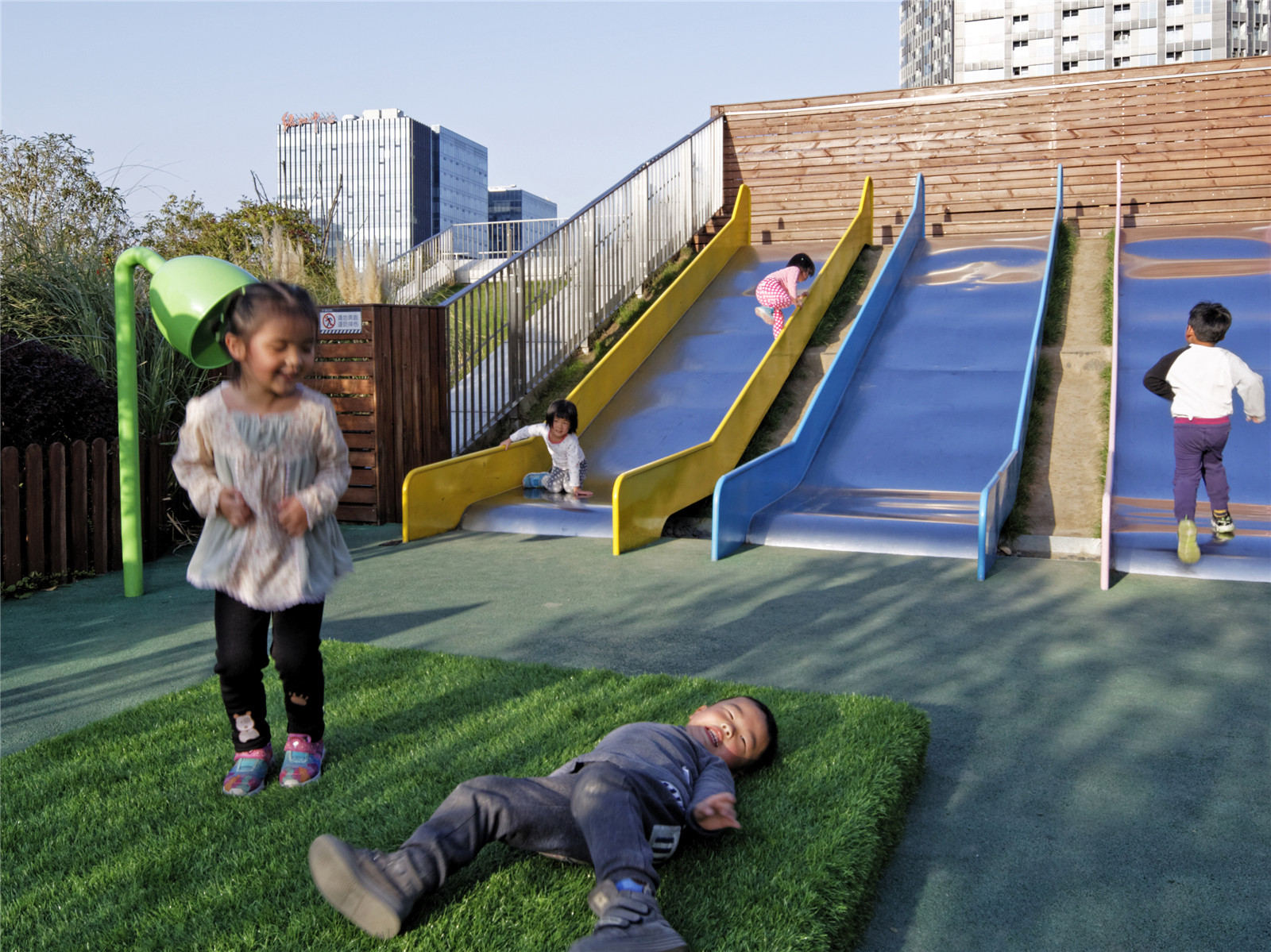 a-10)_The roof garden is full of children's smiles.jpg