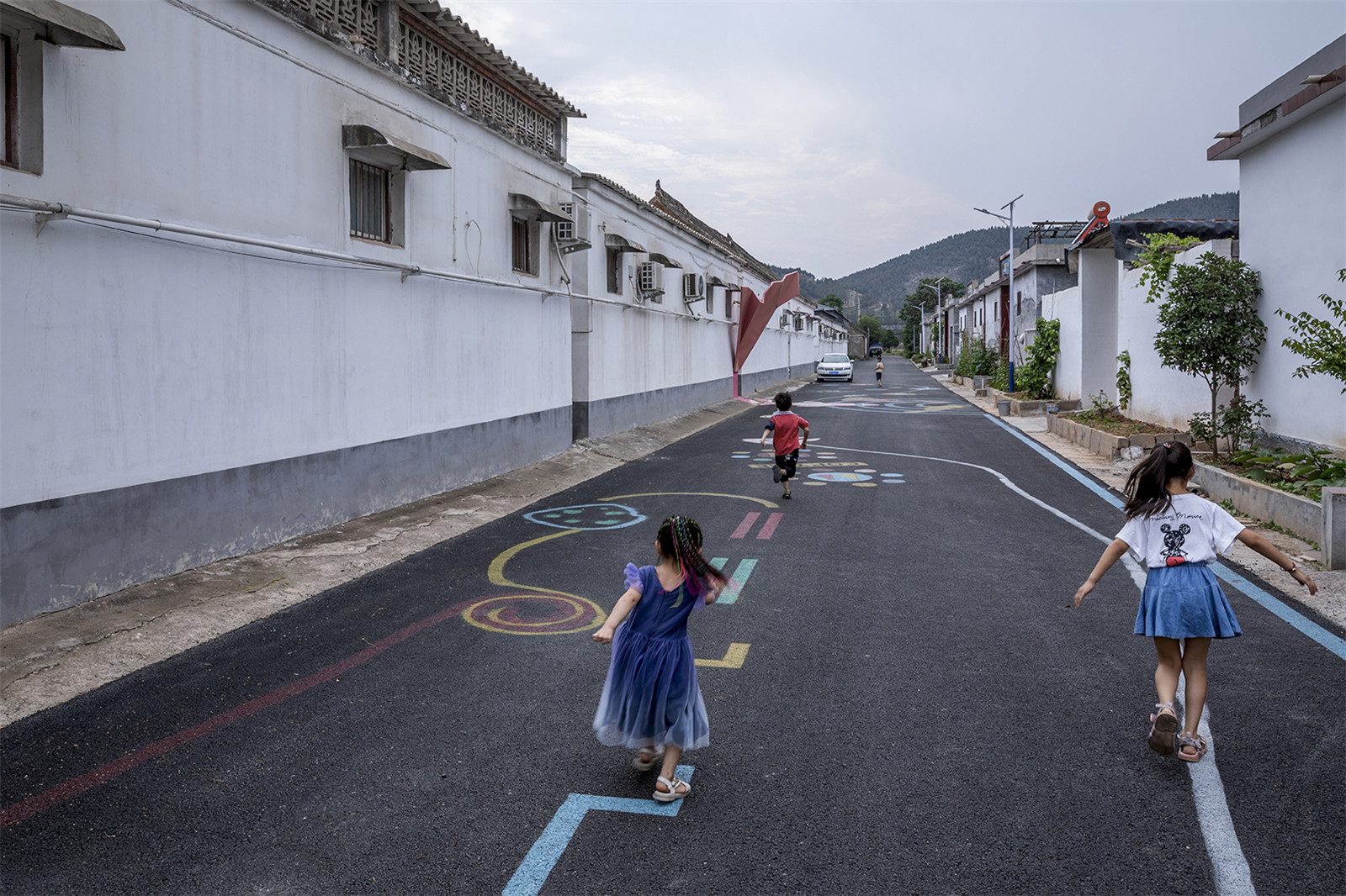 08_兒童沿著地繪圖案奔跑children running along the floor painting.jpg