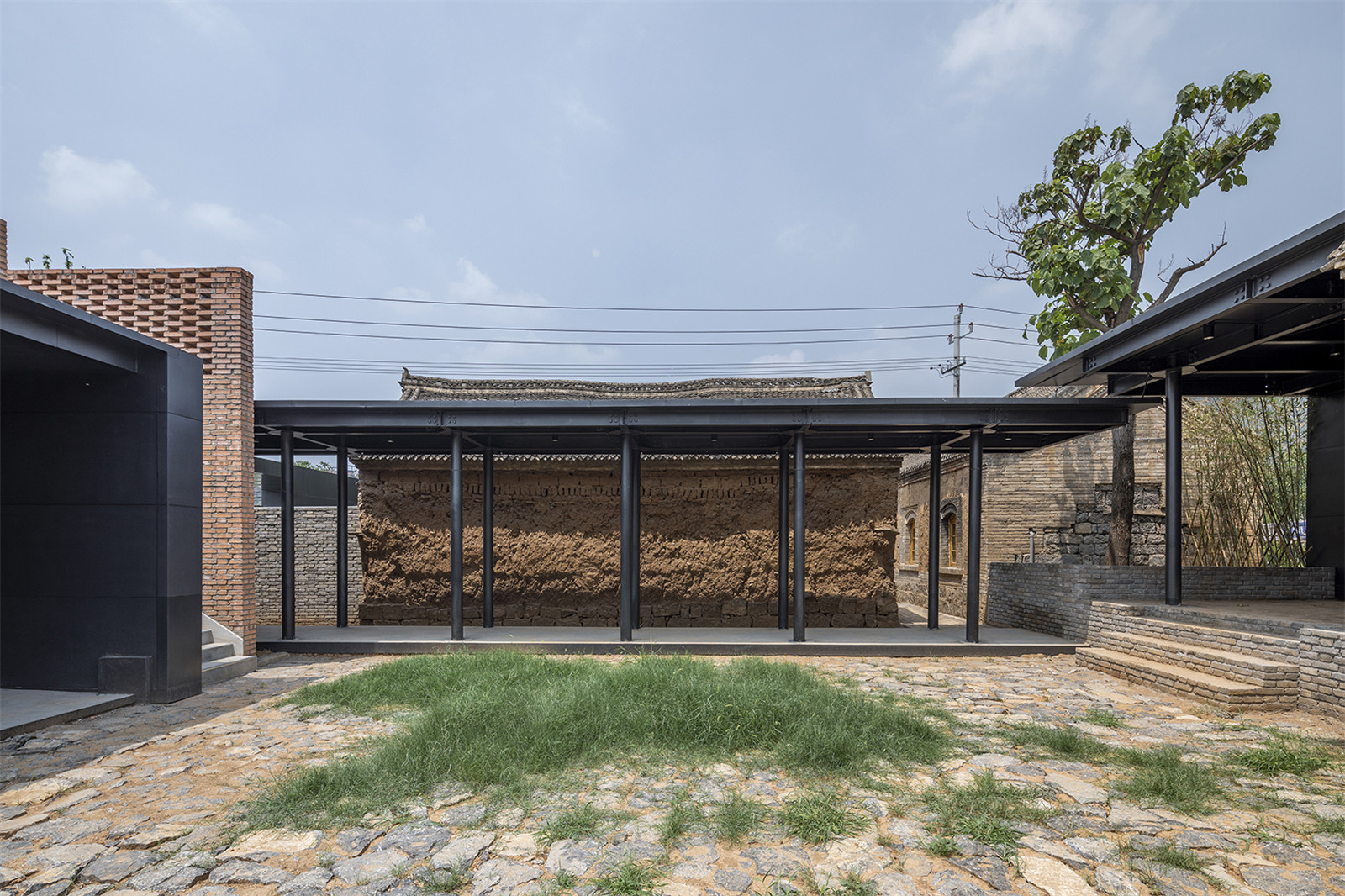 35_夯土、紅磚和鋼板形成材料和時代的對話rammed earth, red bricks and steel plates form a dialogue between materials and the times.jpg