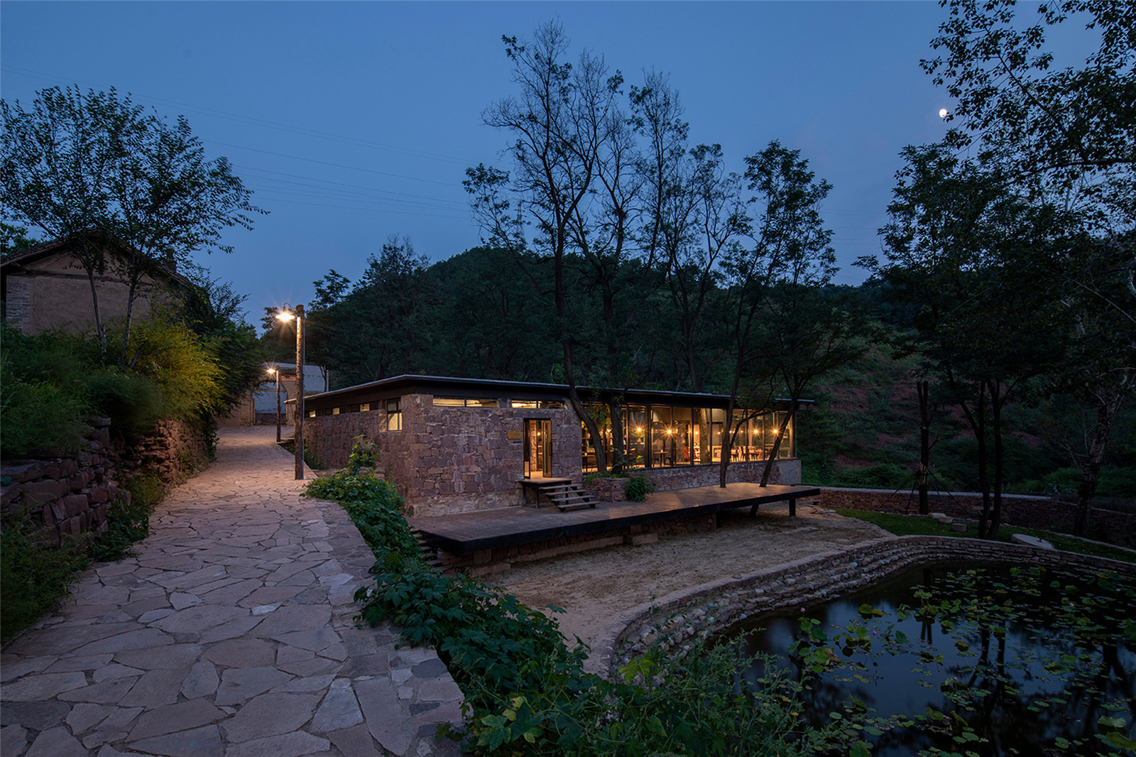 05-從村路俯視咖啡廳 Overlooking the cafe from Village Road.jpg