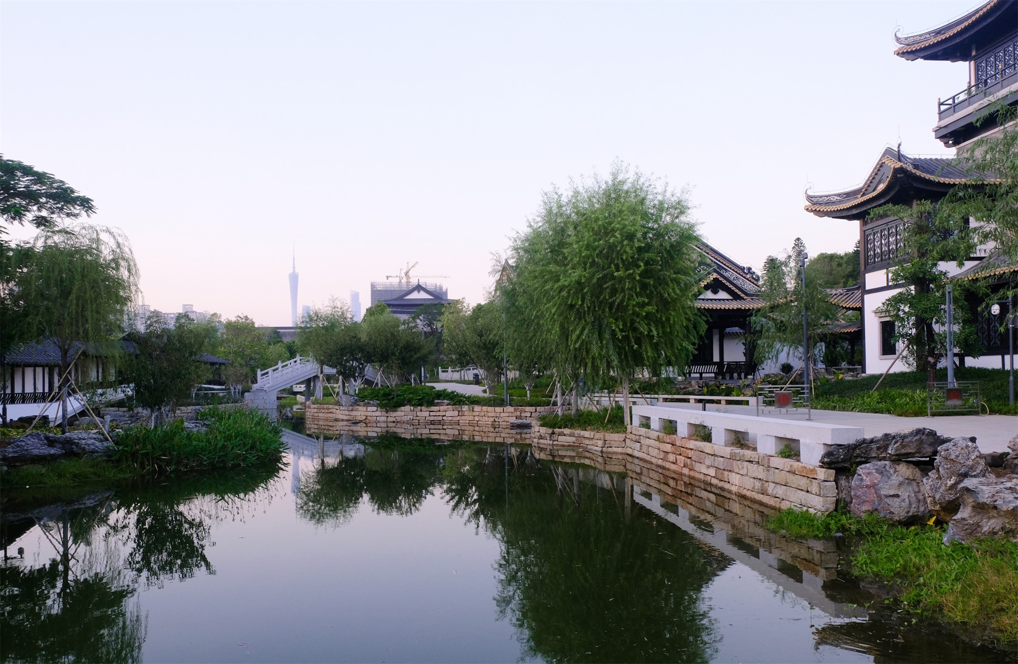 ◎遠眺廣州塔景，一灣水岸桃柳相映     ?黃啟杰 （2）.jpg