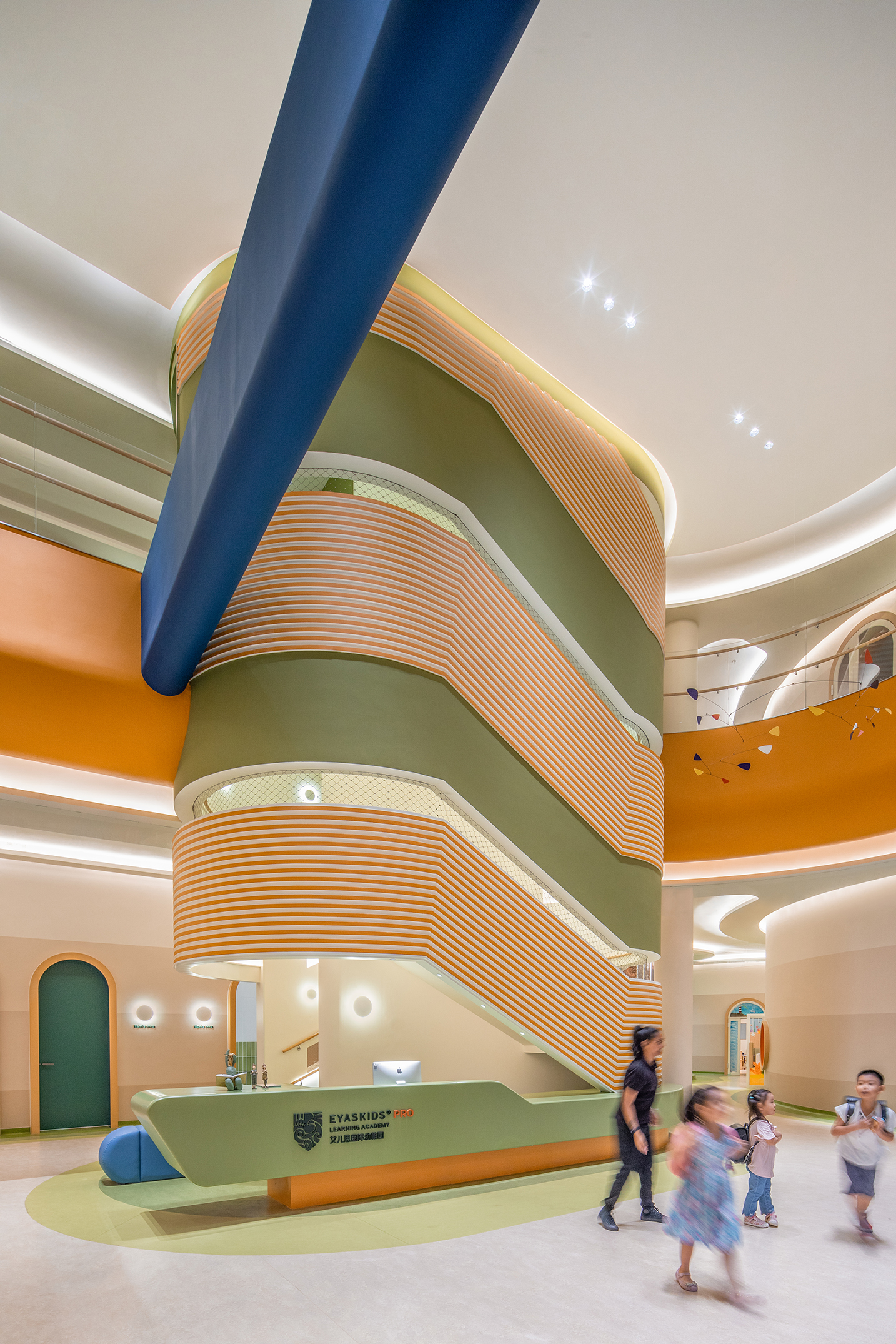 2_staircase at atrium_中庭樓梯.jpg